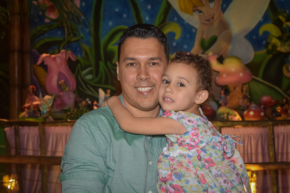 foto pai e filha no Buffet Cumbaya, Tatuapé, São Paulo, aniversário de Gabriela 3 anos tema da festa fadas