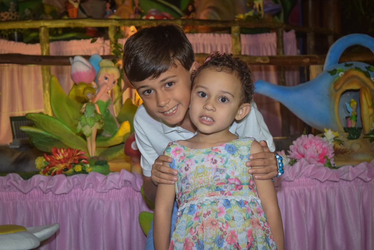 foto com o irmão no Buffet Cumbaya, Tatuapé, São Paulo, aniversário de Gabriela 3 anos tema da festa fadas