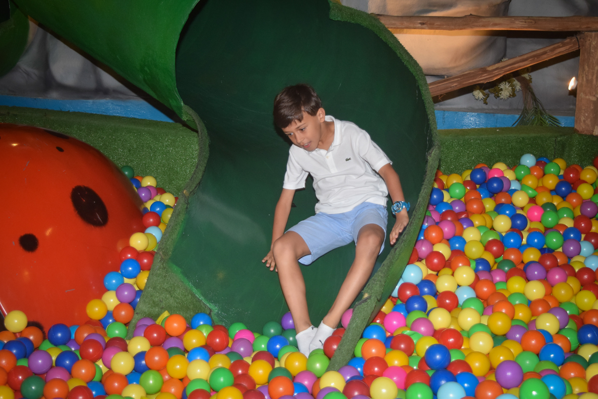 escorregador divertido no Buffet Cumbaya, Tatuapé, São Paulo, aniversário de Gabriela 3 anos tema da festa fadas