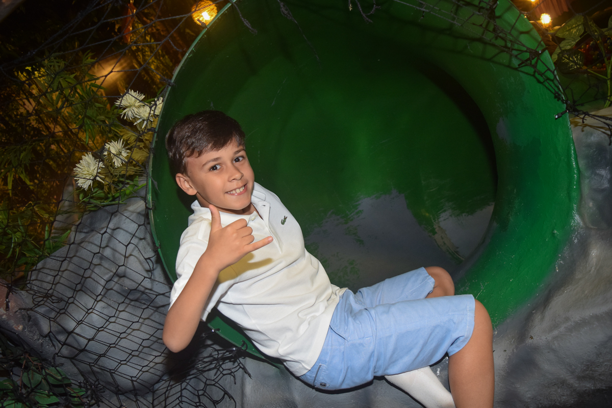 irmão posa para a foto no Buffet Cumbaya, Tatuapé, São Paulo, aniversário de Gabriela 3 anos tema da festa fadas