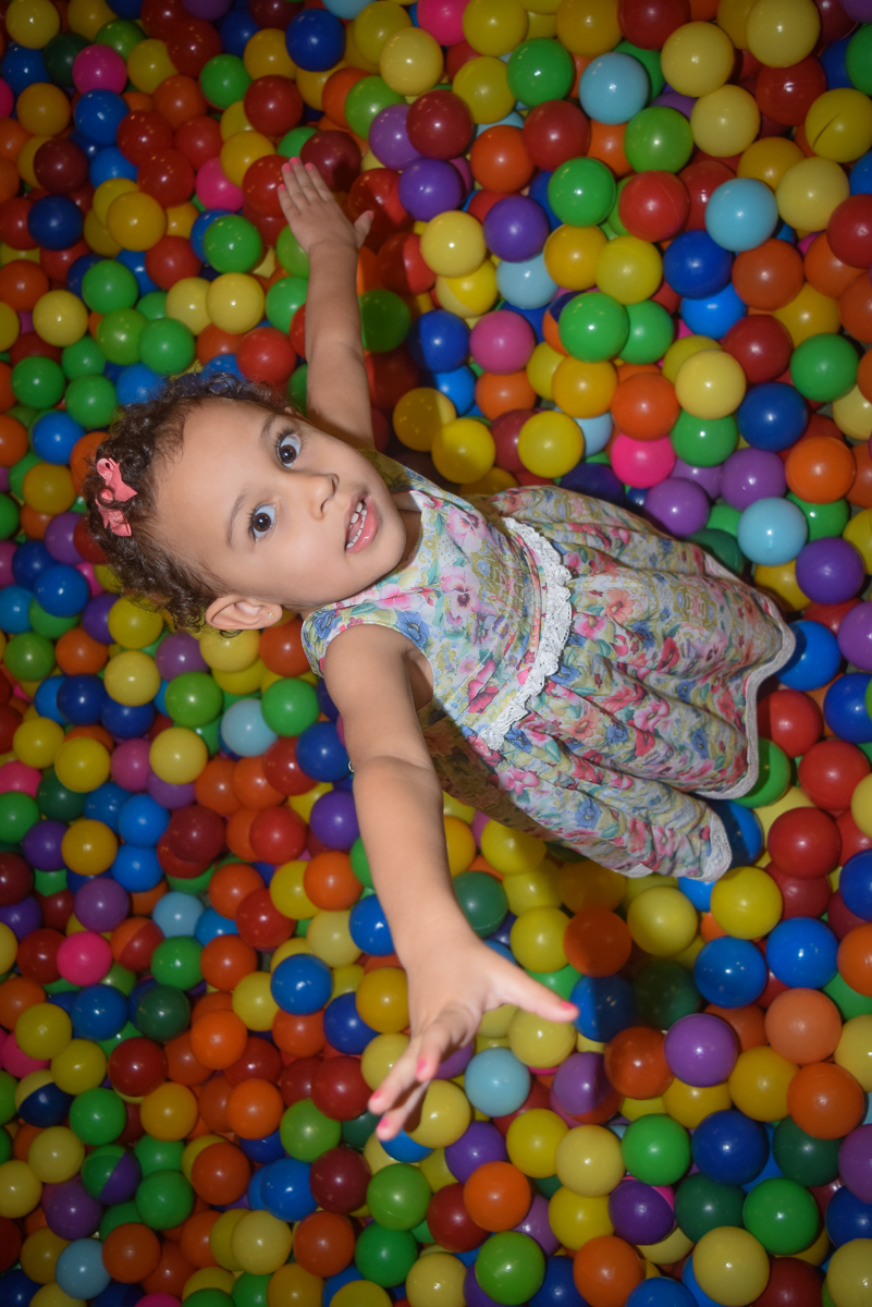 bagunça na piscina de bolinhas no Buffet Cumbaya, Tatuapé, São Paulo, aniversário de Gabriela 3 anos tema da festa fadas