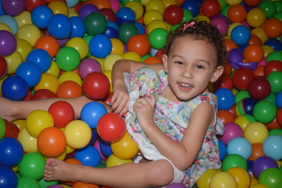 sorrindo de alegria no Buffet Cumbaya, Tatuapé, São Paulo, aniversário de Gabriela 3 anos tema da festa fadas