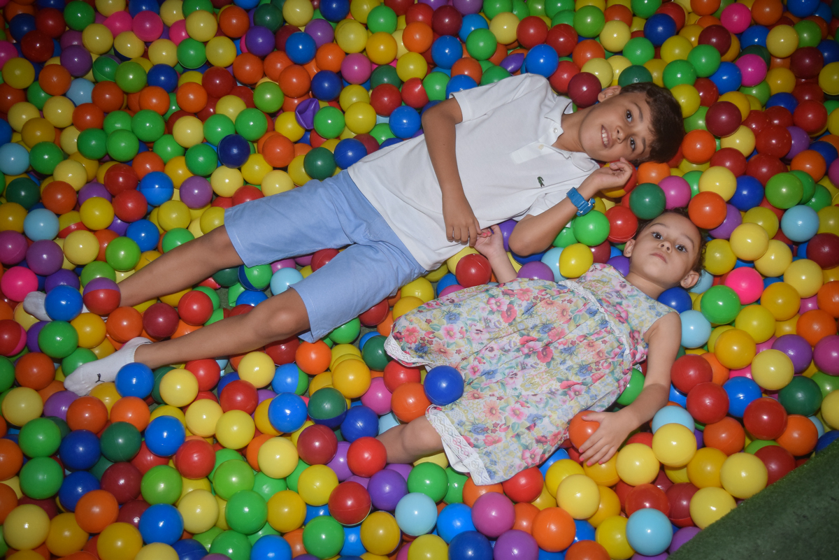 relaxando na piscina de bolinhas no Buffet Cumbaya, Tatuapé, São Paulo, aniversário de Gabriela 3 anos tema da festa fadas
