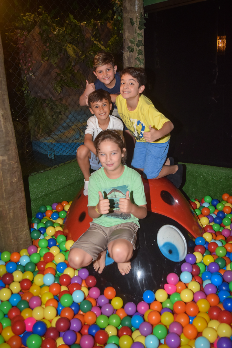 os amigos reunem para a foto no Buffet Cumbaya, Tatuapé, São Paulo, aniversário de Gabriela 3 anos tema da festa fadas