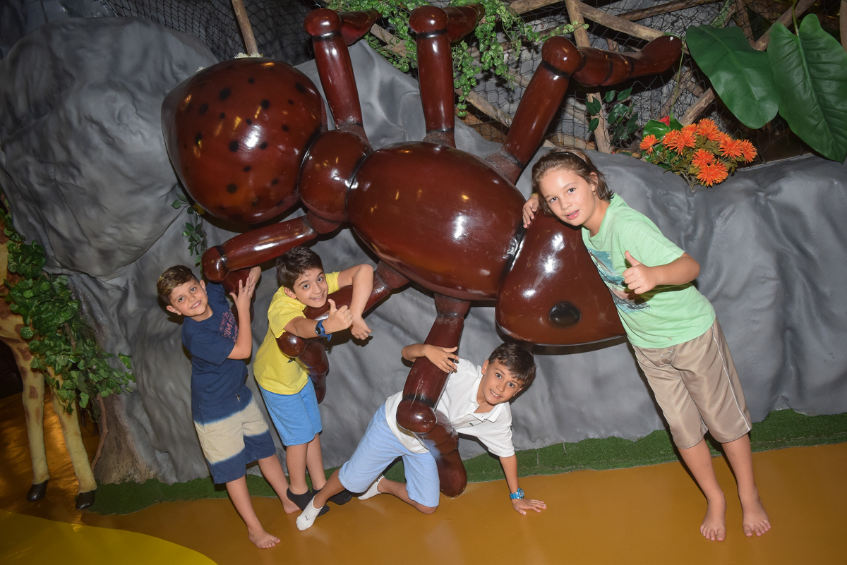 todos brincam com a aranha gigante no Buffet Cumbaya, Tatuapé, São Paulo, aniversário de Gabriela 3 anos tema da festa fadas