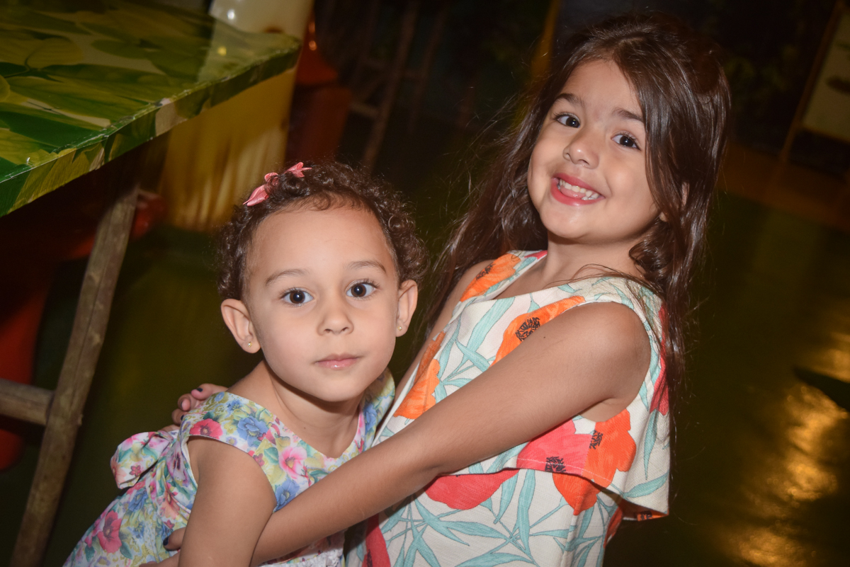 abraço na amiga no Buffet Cumbaya, Tatuapé, São Paulo, aniversário de Gabriela 3 anos tema da festa fadas