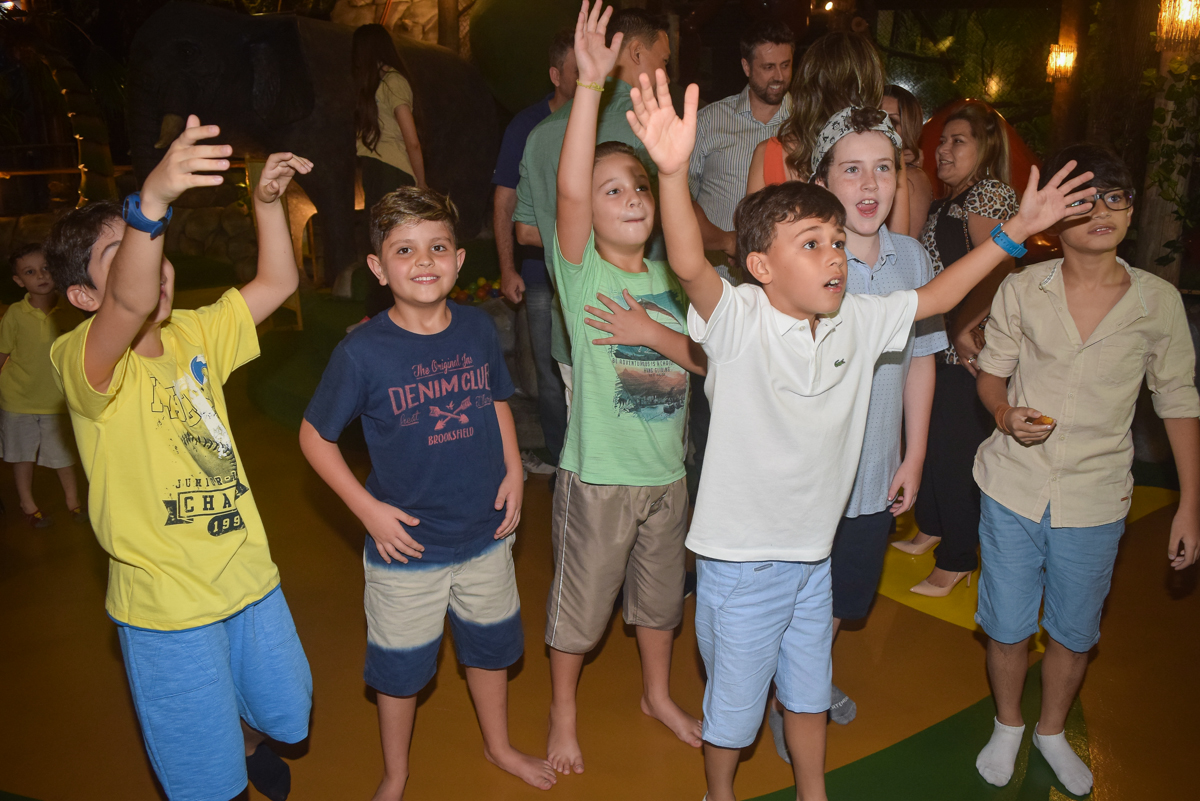 curtindo na festa no Buffet Cumbaya, Tatuapé, São Paulo, aniversário de Gabriela 3 anos tema da festa fadas