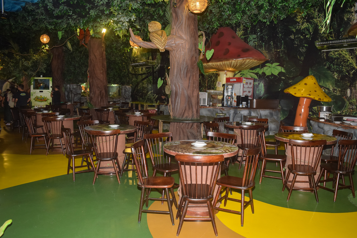 mesas decoradas para a festa no Buffet Cumbaya, Tatuapé, São Paulo, aniversário de Gabriela 3 anos tema da festa fadas