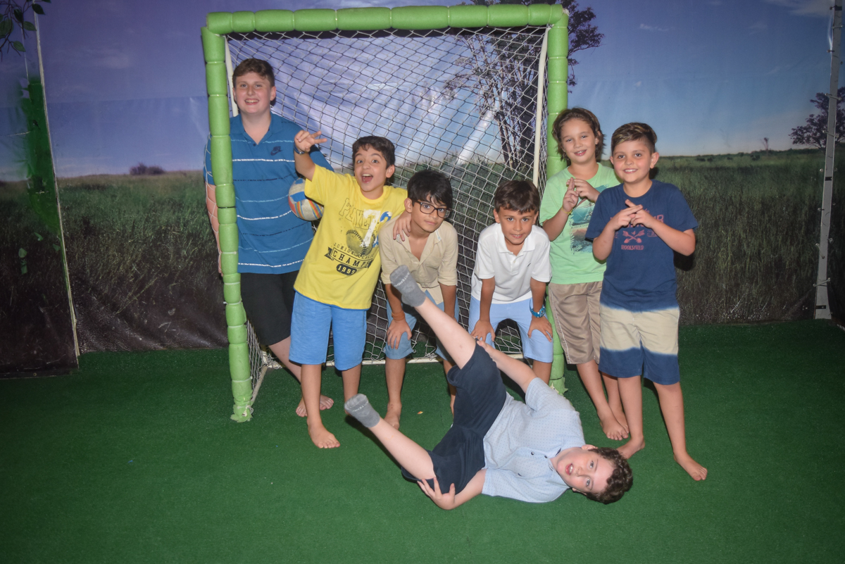 jogo de futebol com os amigos no Buffet Cumbaya, Tatuapé, São Paulo, aniversário de Gabriela 3 anos tema da festa fadas