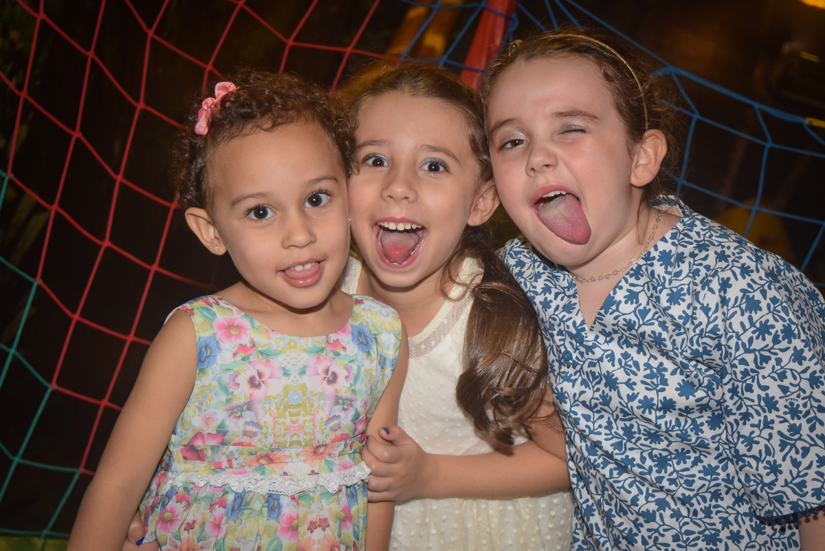 azendo careta para a foto no Buffet Cumbaya, Tatuapé, São Paulo, aniversário de Gabriela 3 anos tema da festa fadas