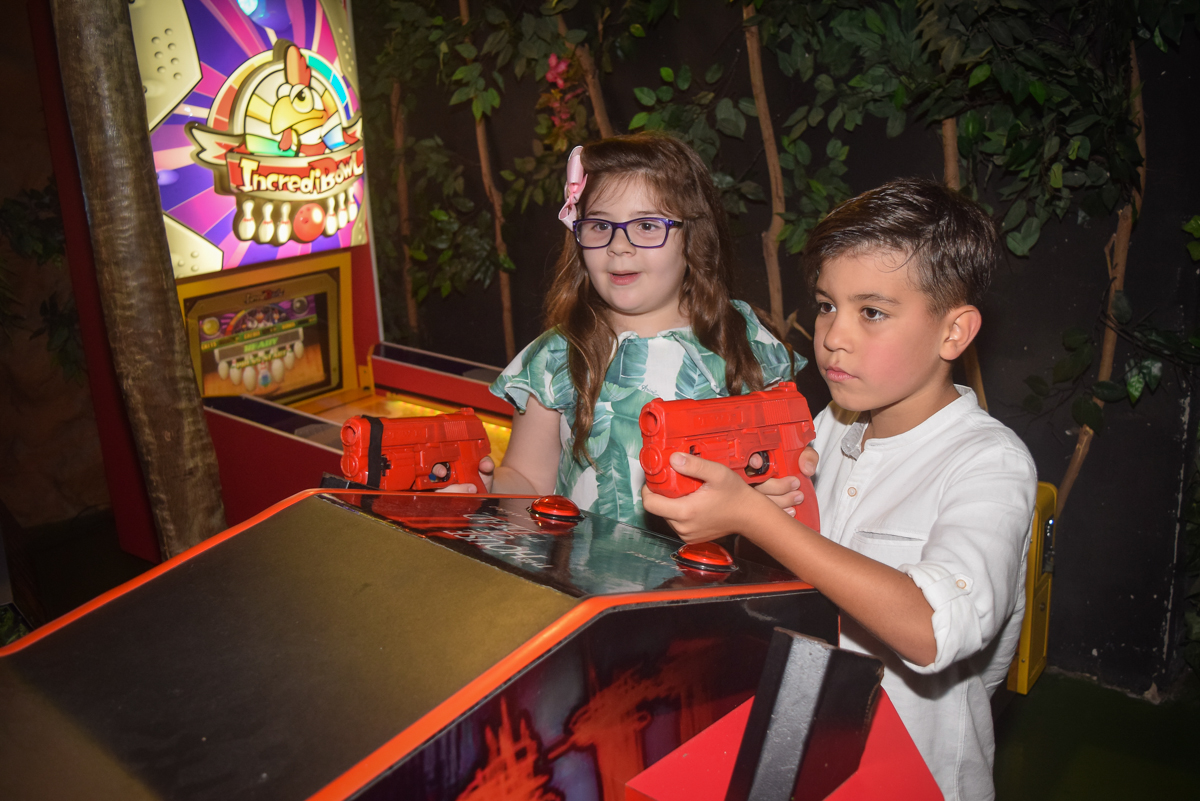 brincadeiras no tiro ao alvo no Buffet Cumbaya, Tatuapé, São Paulo, aniversário de Gabriela 3 anos tema da festa fadas