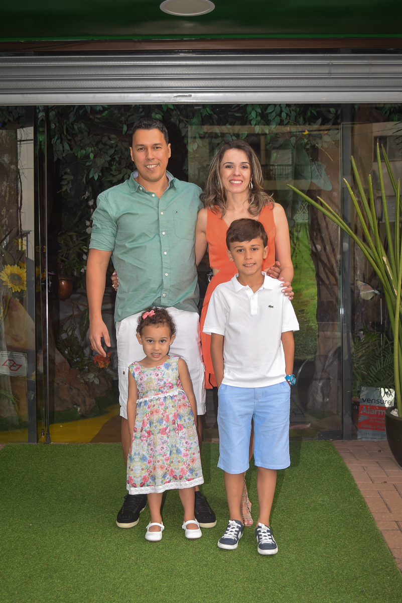 fotografia da família no arco de bexigas no Buffet Cumbaya, Tatuapé, São Paulo, aniversário de Gabriela 3 anos tema da festa fadas
