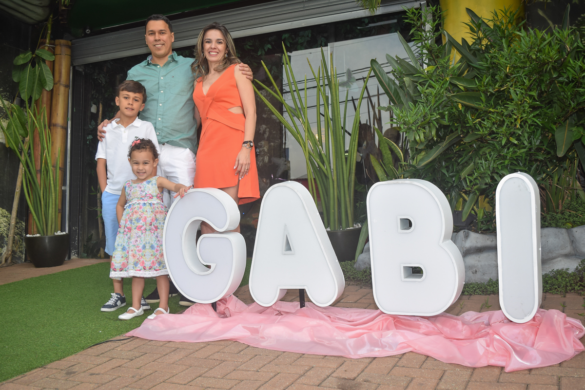 foto no nome da aniversariante no Buffet Cumbaya, Tatuapé, São Paulo, aniversário de Gabriela 3 anos tema da festa fadas