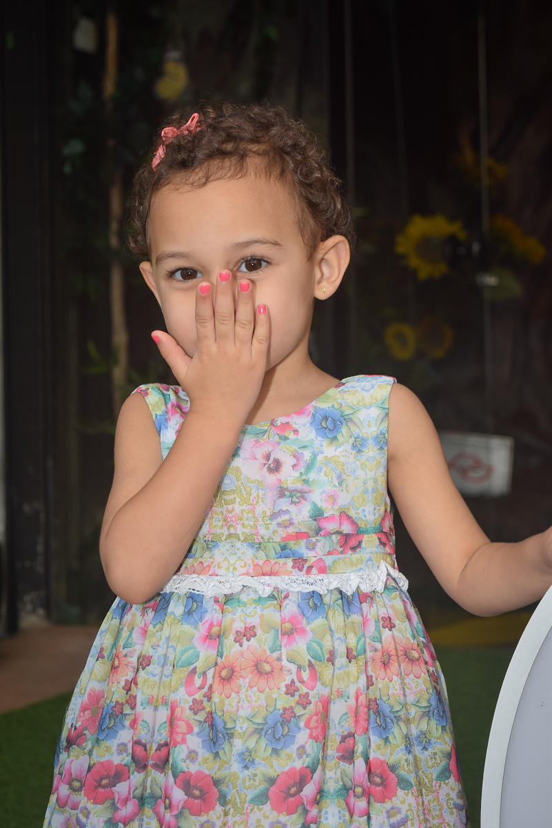 aniversariante sorri para as fotos no Buffet Cumbaya, Tatuapé, São Paulo, aniversário de Gabriela 3 anos tema da festa fadas