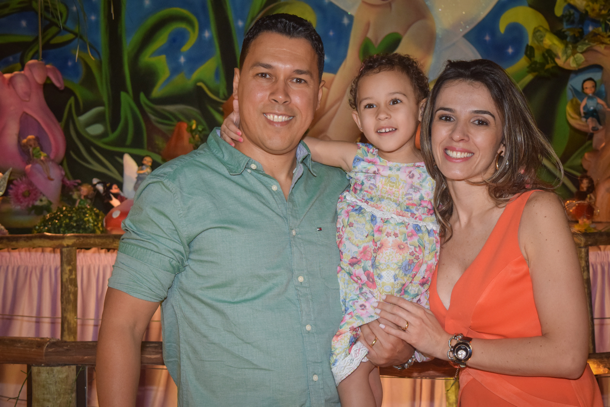 fotografia com os pais no Buffet Cumbaya, Tatuapé, São Paulo, aniversário de Gabriela 3 anos tema da festa fadas