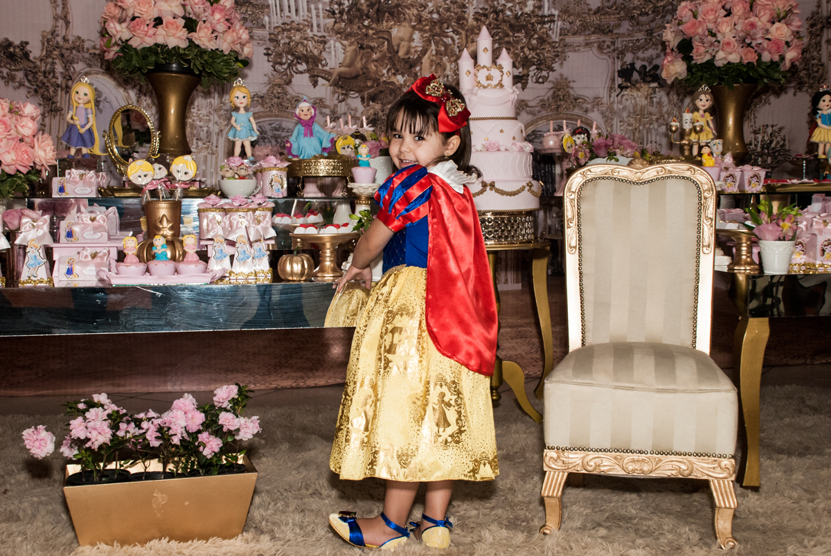 admirando a mesa temática no Buffet Fábrica da Alegria aniversário de Sophia 4 anos tema da festa Princesas