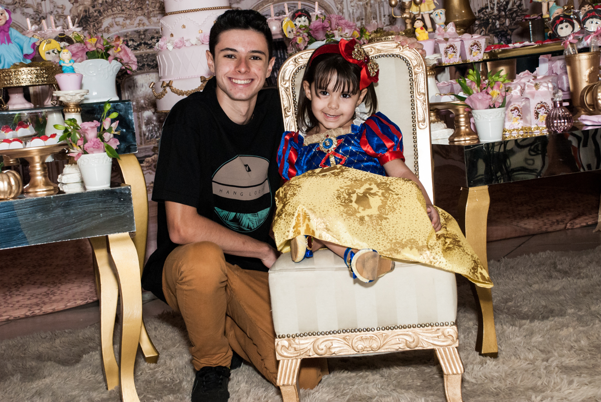 foto com o irmão no Buffet Fábrica da Alegria aniversário de Sophia 4 anos tema da festa Princesas