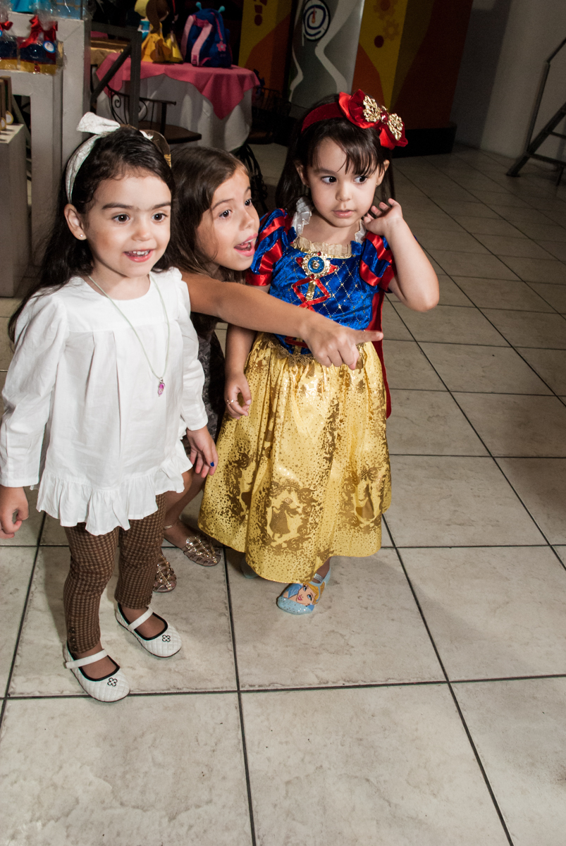 esperando a hegada das princesas no Buffet Fábrica da Alegria aniversário de Sophia 4 anos tema da festa Princesas