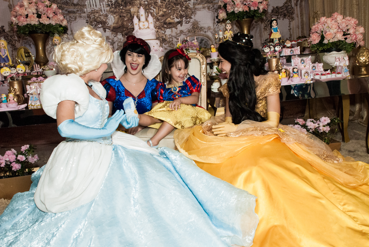 muita alegria no encontro com as princesas no Buffet Fábrica da Alegria aniversário de Sophia 4 anos tema da festa Princesas