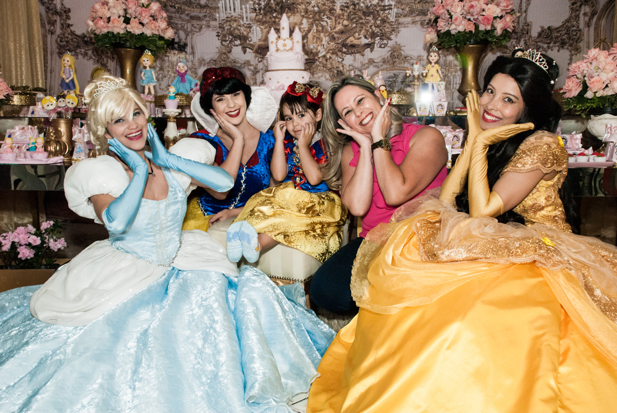a mãe da aniversariante também se diverte com as princesas no Buffet Fábrica da Alegria aniversário de Sophia 4 anos tema da festa Princesas