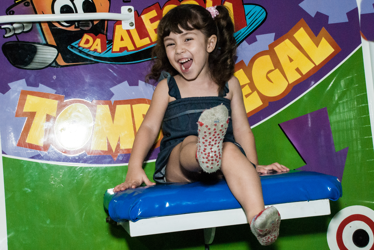 preparando para cair do tombo legal no Buffet Fábrica da Alegria aniversário de Sophia 4 anos tema da festa Princesas