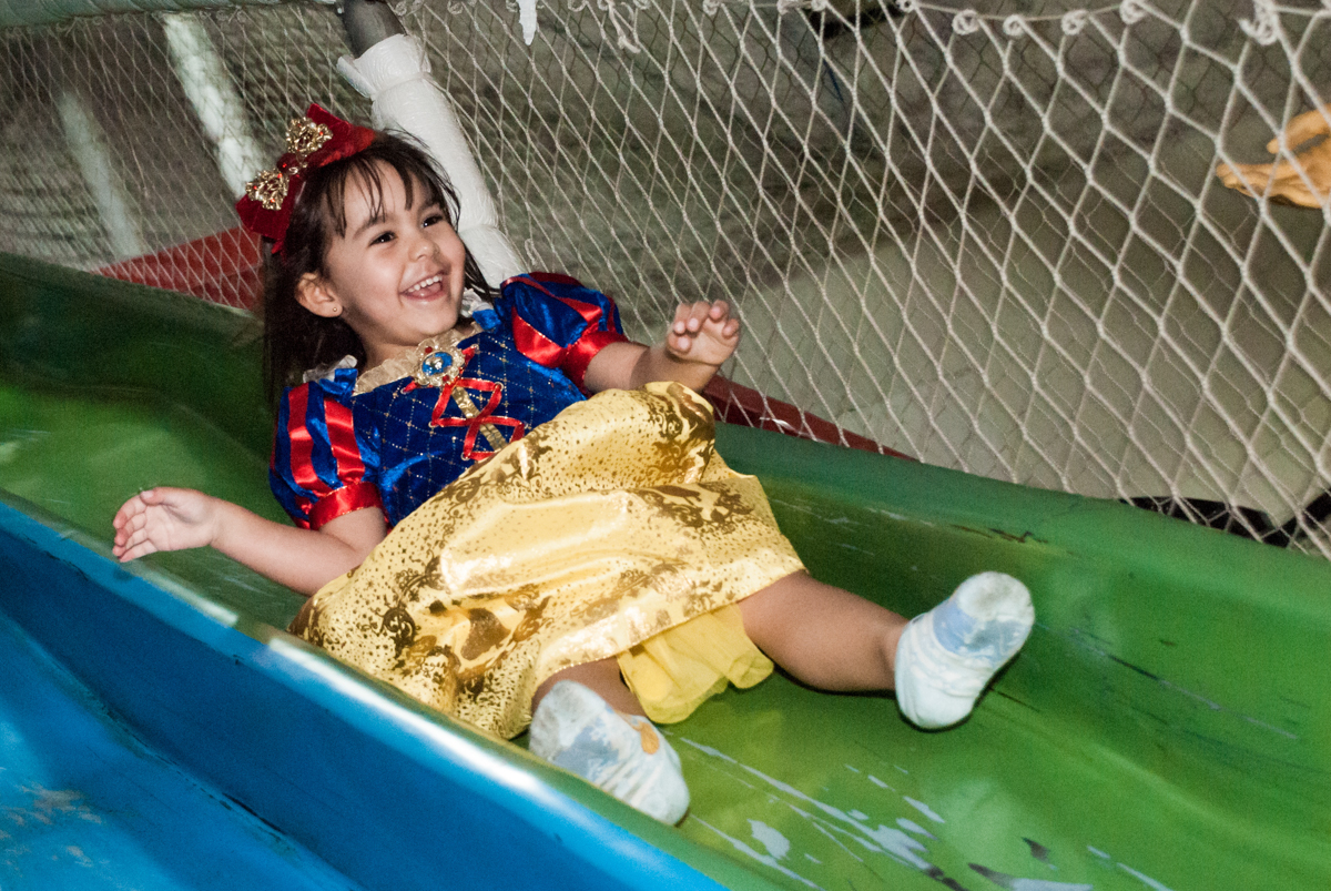 escorregador divertido no Buffet Fábrica da Alegria aniversário de Sophia 4 anos tema da festa Princesas