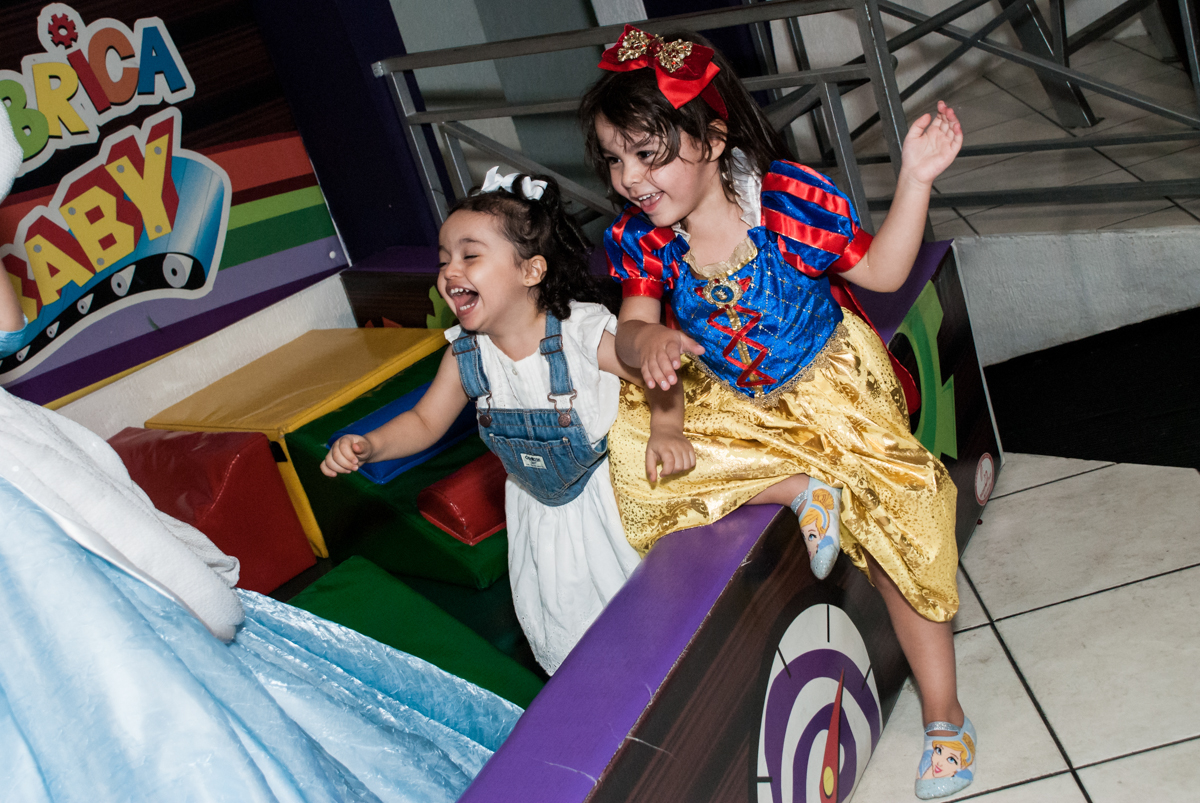 diversão com a prima no Buffet Fábrica da Alegria aniversário de Sophia 4 anos tema da festa Princesas