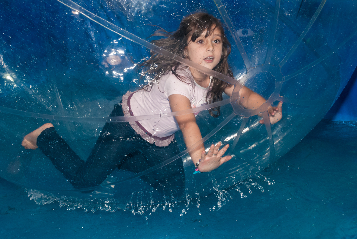 brincando na bola aqua play no Buffet Fábrica da Alegria aniversário de Sophia 4 anos tema da festa Princesas