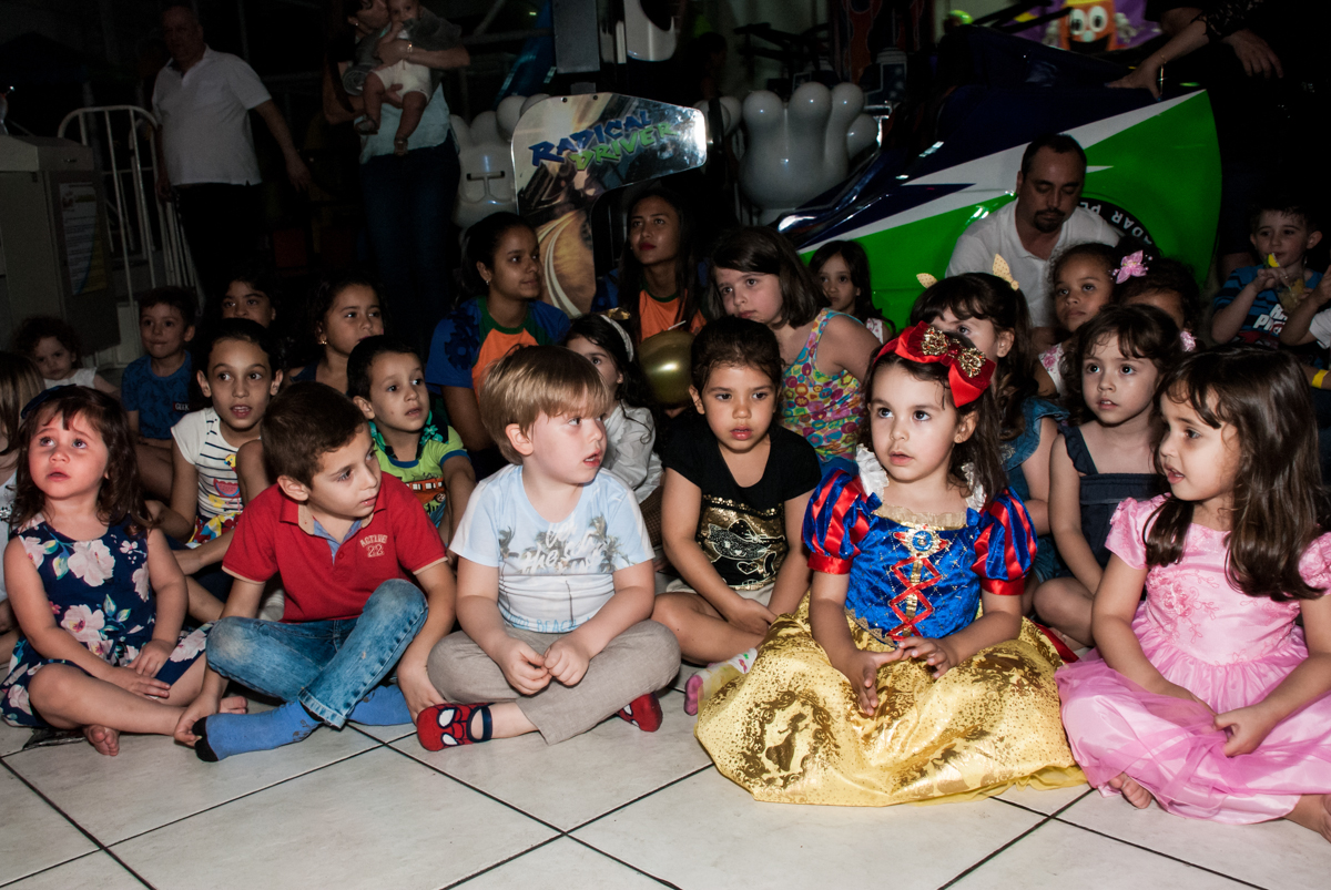 se preparando para o show no Buffet Fábrica da Alegria aniversário de Sophia 4 anos tema da festa Princesas