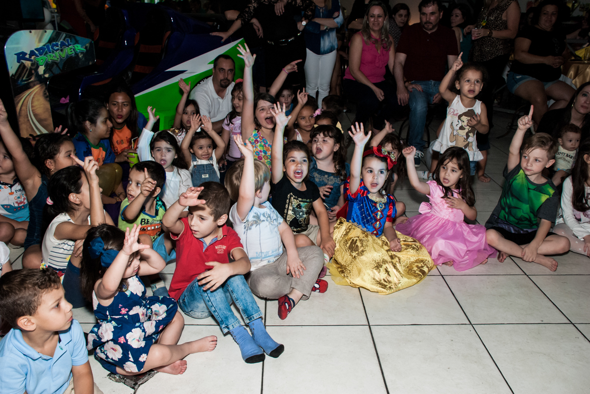 amigos assistem ao show no Buffet Fábrica da Alegria aniversário de Sophia 4 anos tema da festa Princesas