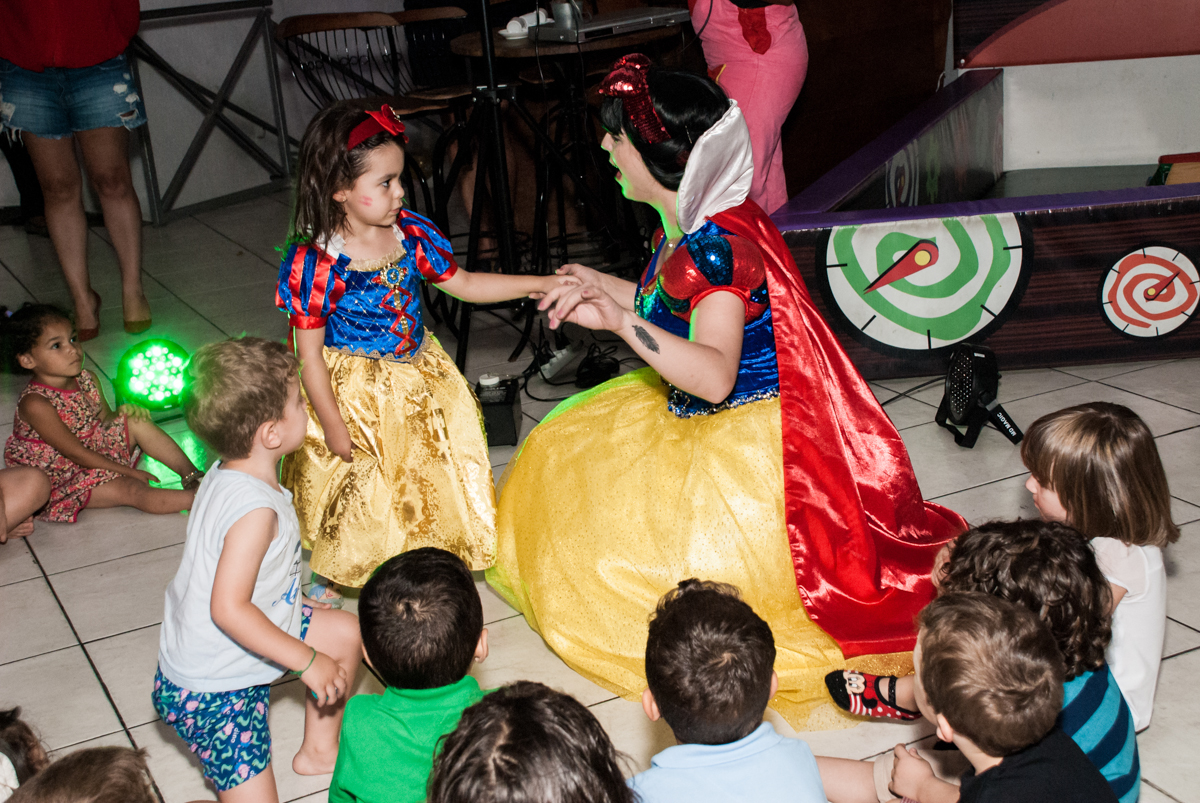 diversão com a branca de neve no Buffet Fábrica da Alegria aniversário de Sophia 4 anos tema da festa Princesas