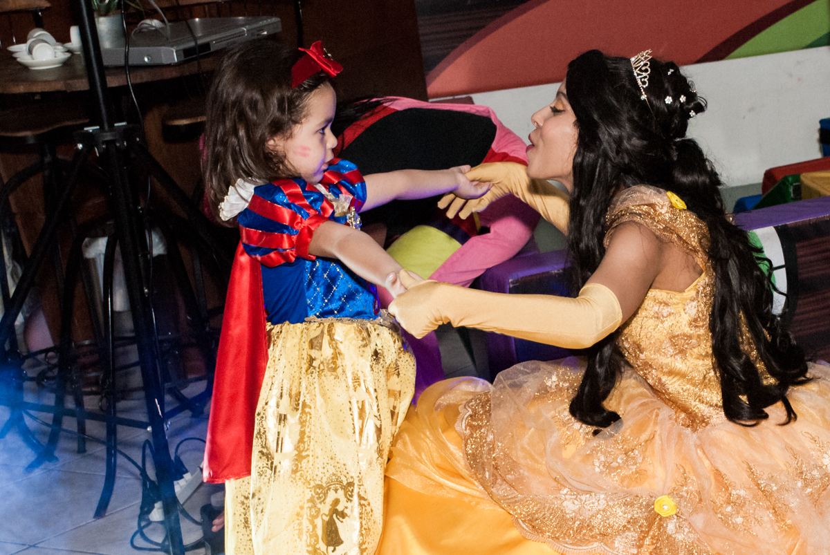 show muito animado no Buffet Fábrica da Alegria aniversário de Sophia 4 anos tema da festa Princesas