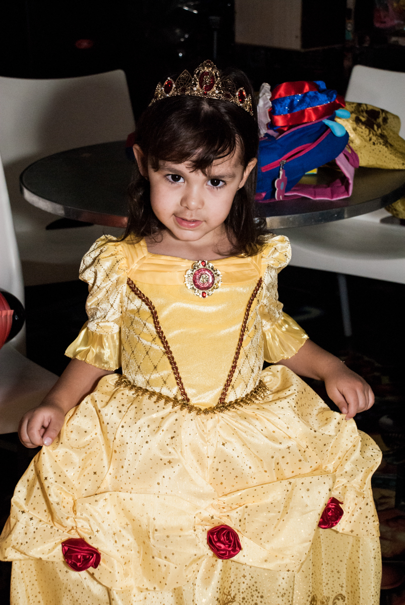 verstida de bela para o parabéns no Buffet Fábrica da Alegria aniversário de Sophia 4 anos tema da festa Princesas