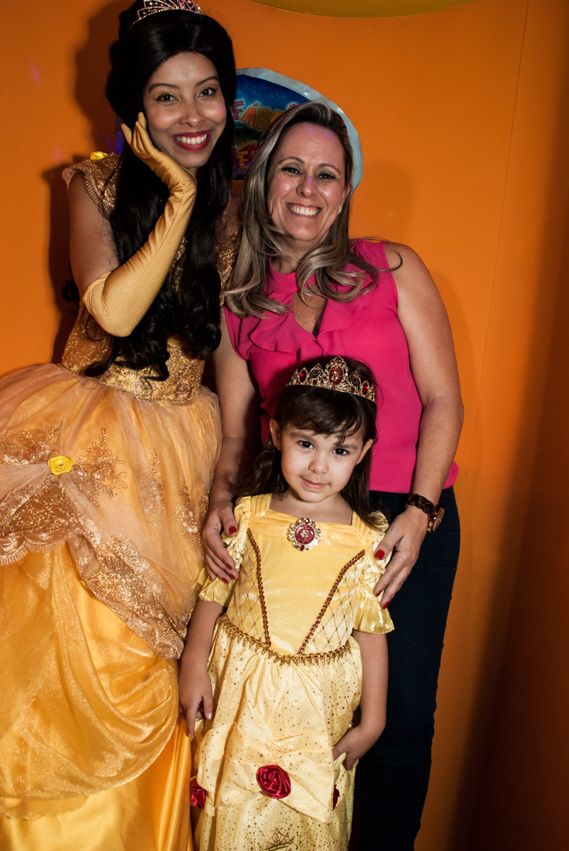 saindo da máquina do parabéns no Buffet Fábrica da Alegria aniversário de Sophia 4 anos tema da festa Princesas