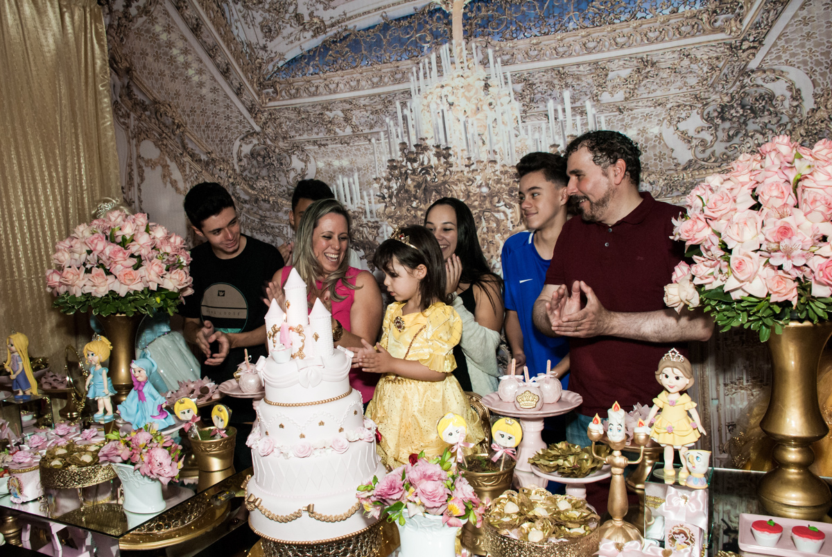 hora de cantar o parabéns no Buffet Fábrica da Alegria aniversário de Sophia 4 anos tema da festa Princesas