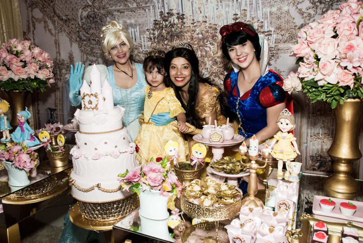 feliz ao lado das princesas no Buffet Fábrica da Alegria aniversário de Sophia 4 anos tema da festa Princesas