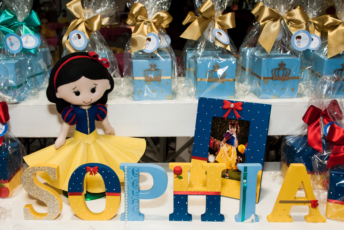 detalhes da mesa temática no Buffet Fábrica da Alegria aniversário de Sophia 4 anos tema da festa Princesas