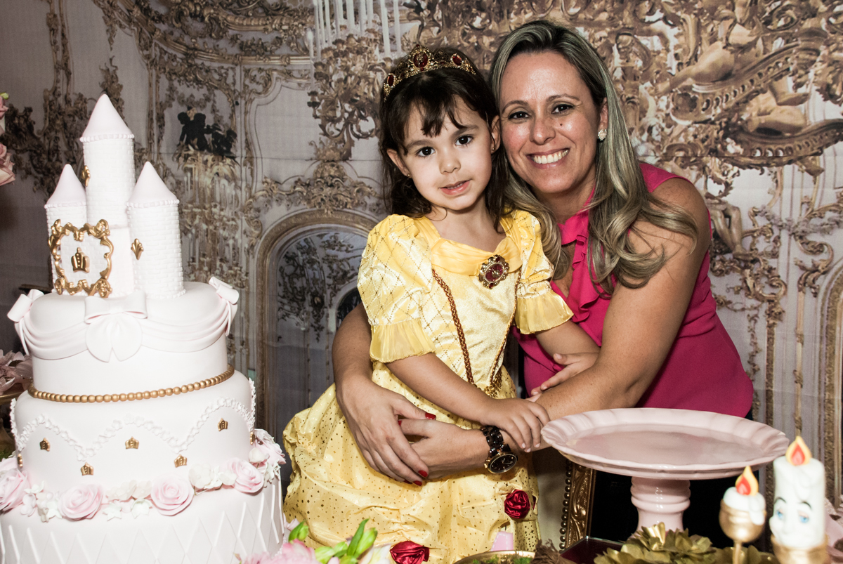foto com a mamãe no Buffet Fábrica da Alegria aniversário de Sophia 4 anos tema da festa Princesas