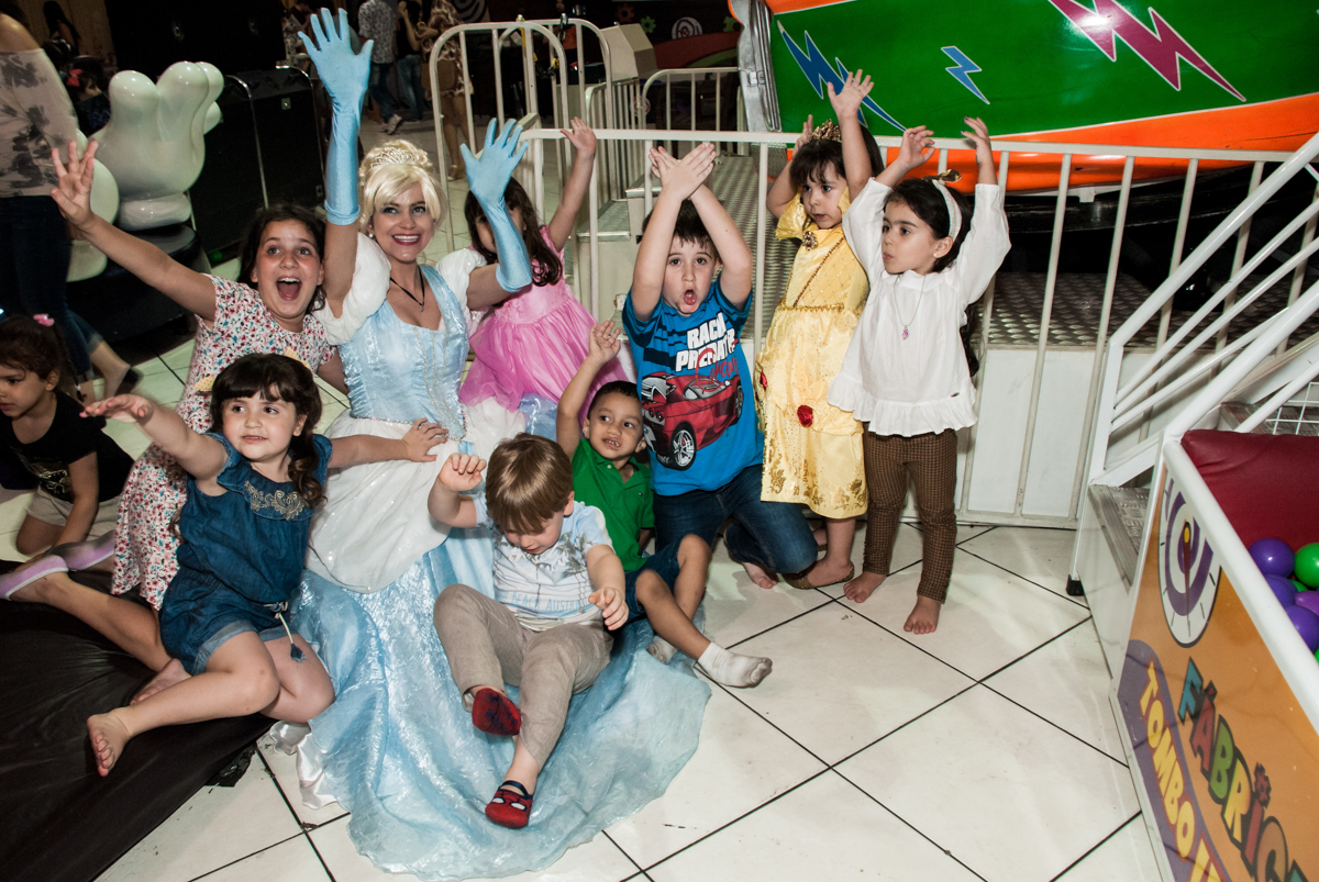 as princesas se despedem no Buffet Fábrica da Alegria aniversário de Sophia 4 anos tema da festa Princesas