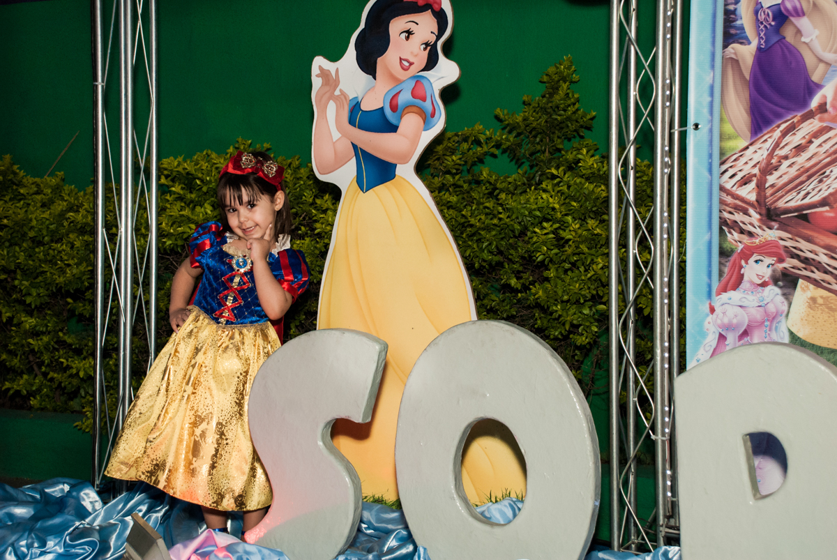 fotografia da aniversariante com a princesa branca de neve no Buffet Fábrica da Alegria aniversário de Sophia 4 anos tema da festa Princesas