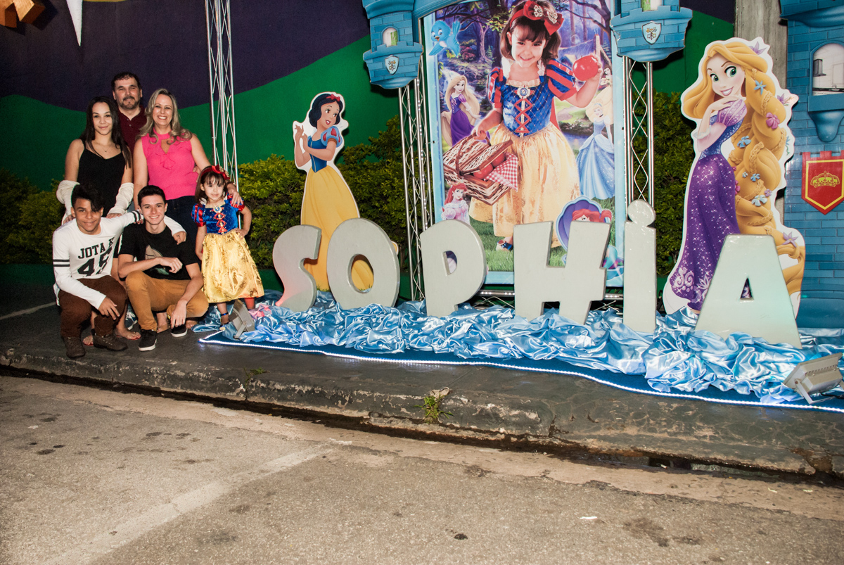 foto feita na entrada de cinema no Buffet Fábrica da Alegria aniversário de Sophia 4 anos tema da festa Princesas