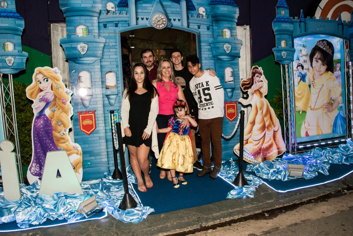 família posa para a foto no castelo no Buffet Fábrica da Alegria aniversário de Sophia 4 anos tema da festa Princesas