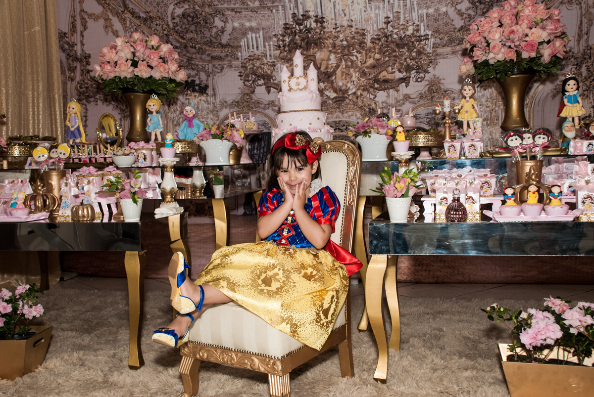 pose de princesa para a foto no Buffet Fábrica da Alegria aniversário de Sophia 4 anos tema da festa Princesas