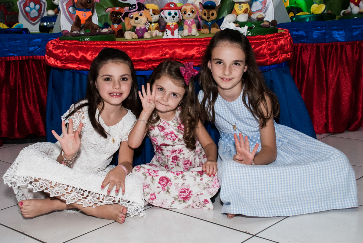 irmãs felizes no Buffet Fábrica da Alegria Morumbi, São Paulo, aniversário de Isabela 4 anos, tema da festa Patrulha Canina