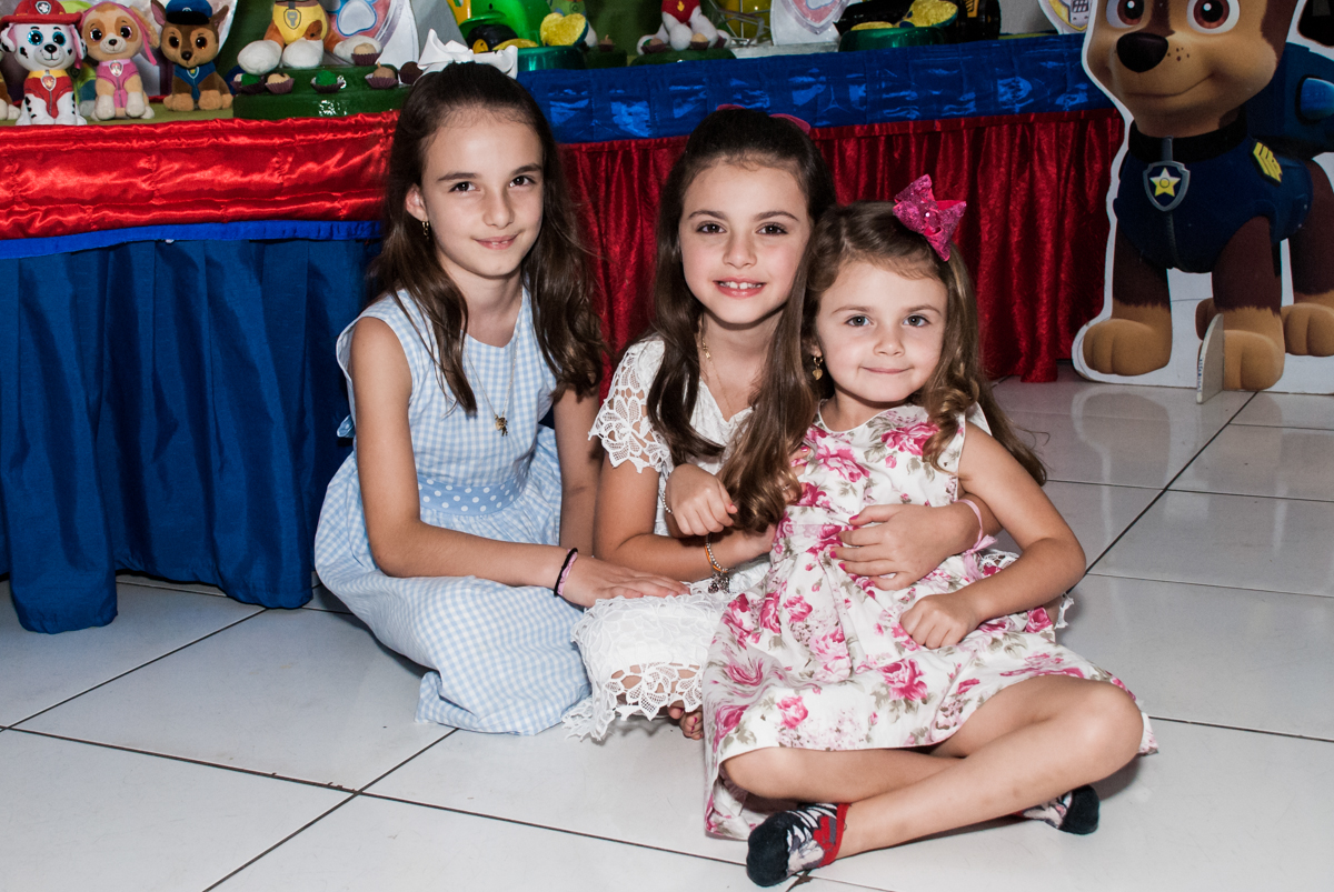 irmãs unidas no Buffet Fábrica da Alegria Morumbi, São Paulo, aniversário de Isabela 4 anos, tema da festa Patrulha Canina