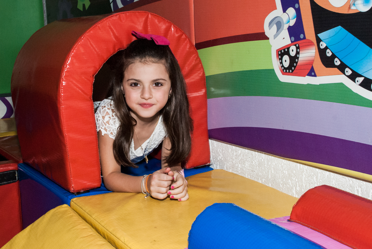 mais uma brinca no túnel no Buffet Fábrica da Alegria Morumbi, São Paulo, aniversário de Isabela 4 anos, tema da festa Patrulha Canina