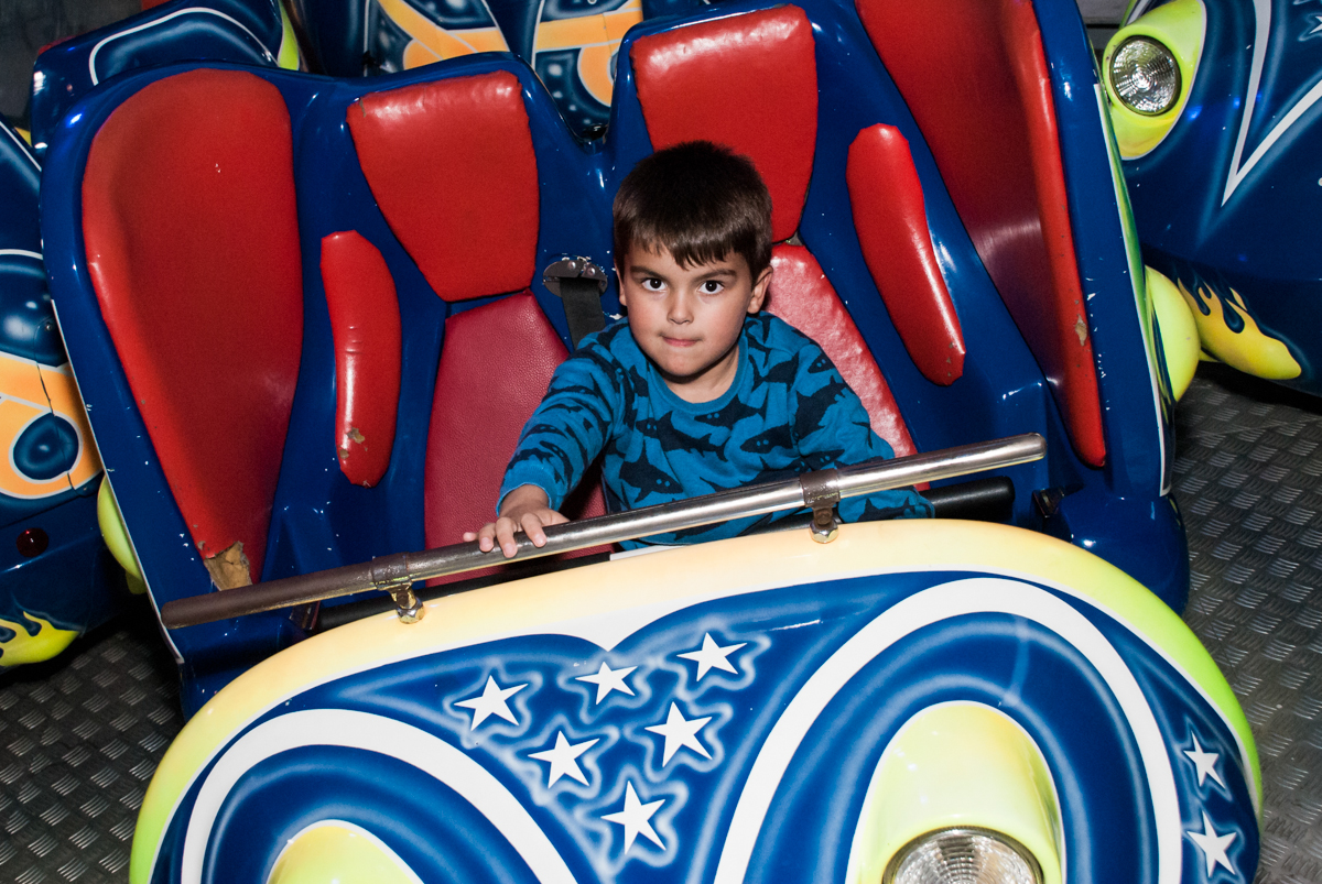 brincando no brinquedo jornada nas estrelas no Buffet Fábrica da Alegria Morumbi, São Paulo, aniversário de Isabela 4 anos, tema da festa Patrulha Canina