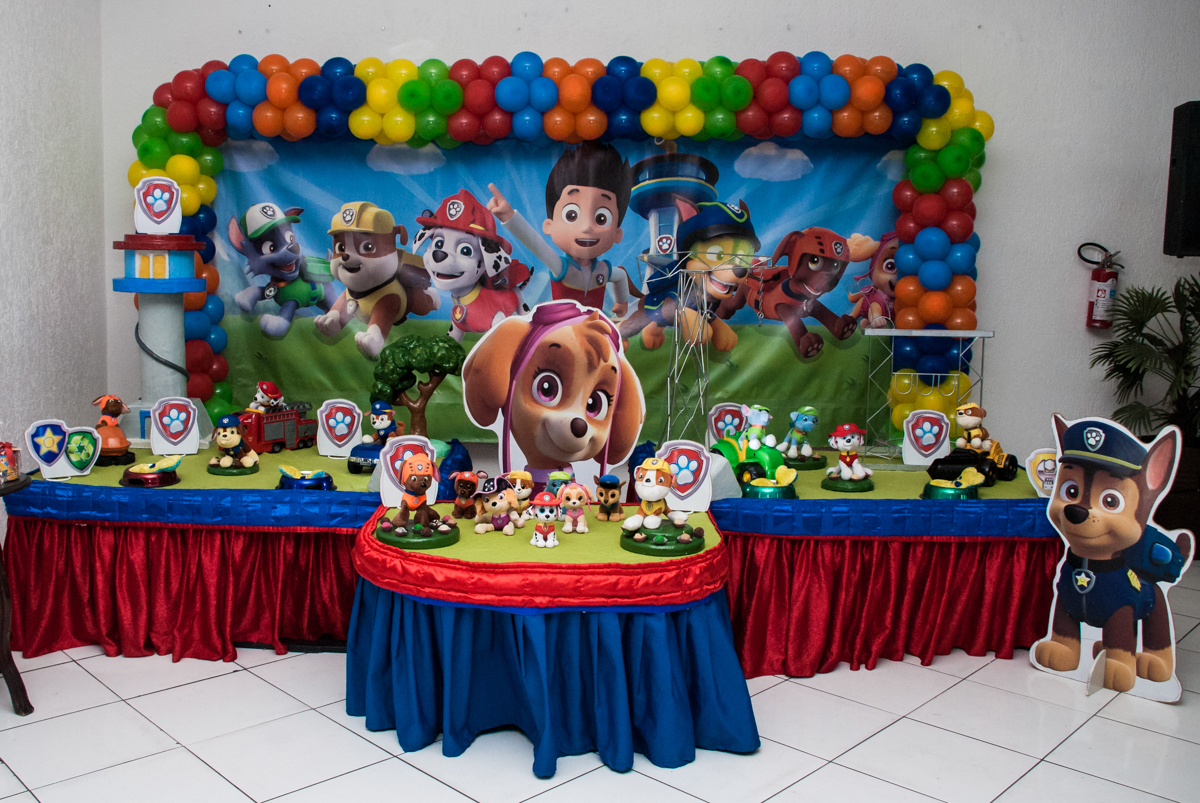 mesa temática no Buffet Fábrica da Alegria Morumbi, São Paulo, aniversário de Isabela 4 anos, tema da festa Patrulha Canina