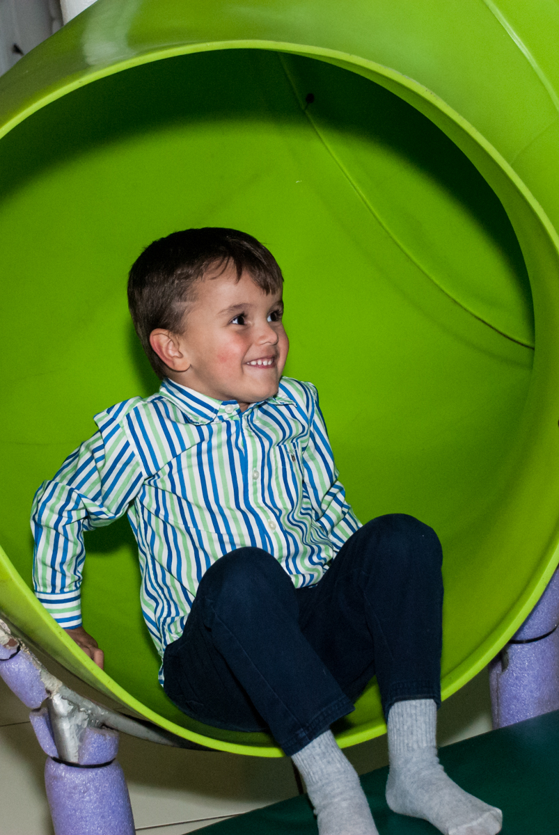 descendo no escorregador no Buffet Fábrica da Alegria Morumbi, São Paulo, aniversário de Isabela 4 anos, tema da festa Patrulha Canina