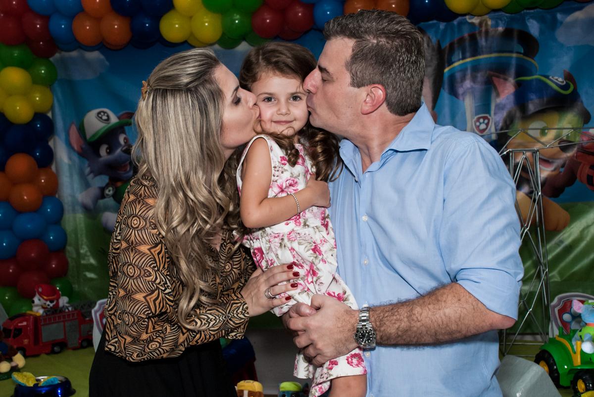 beijo sanduiche no Buffet Fábrica da Alegria Morumbi, São Paulo, aniversário de Isabela 4 anos, tema da festa Patrulha Canina